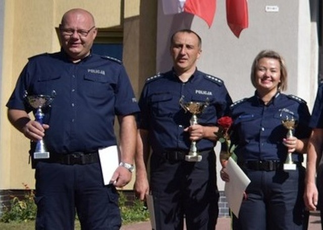 Nagrodzeni funkcjonariusze ze Zwolenia: pierwszy od lewej Rafał Pastuszka, z prawej Anna Gruszka.