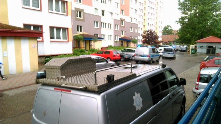 Ulica świętego Wojciecha w Białymstoku. Znaleziono zwłoki mężczyzny pod blokiem. Policja ustala przyczynę zgonu [ZDJĘCIA]