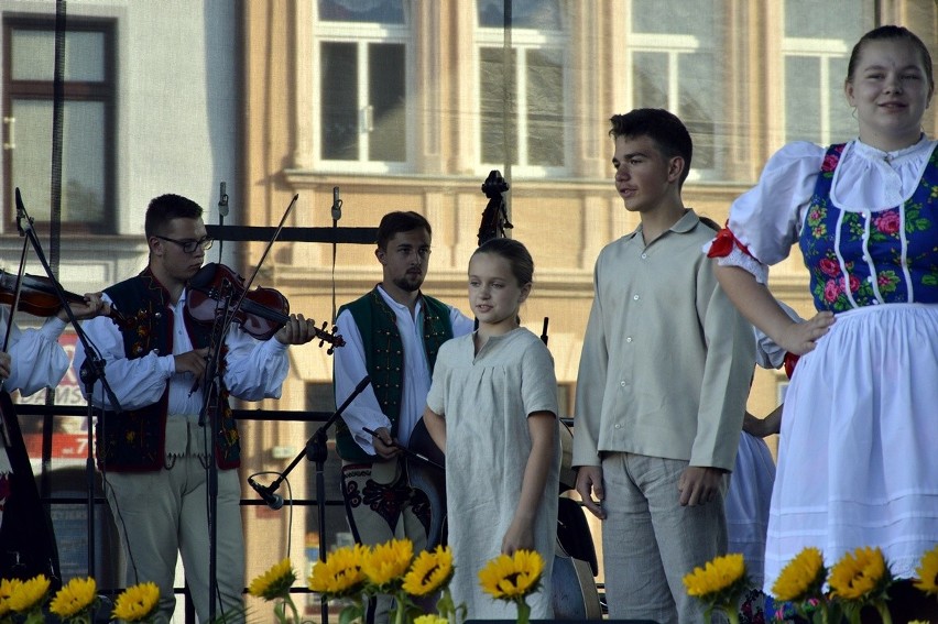 Biecz. Święto Dzieci Gór zagościło na bieckim rynku. Mali artyści roztańczyli miasto [ZDJĘCIA]