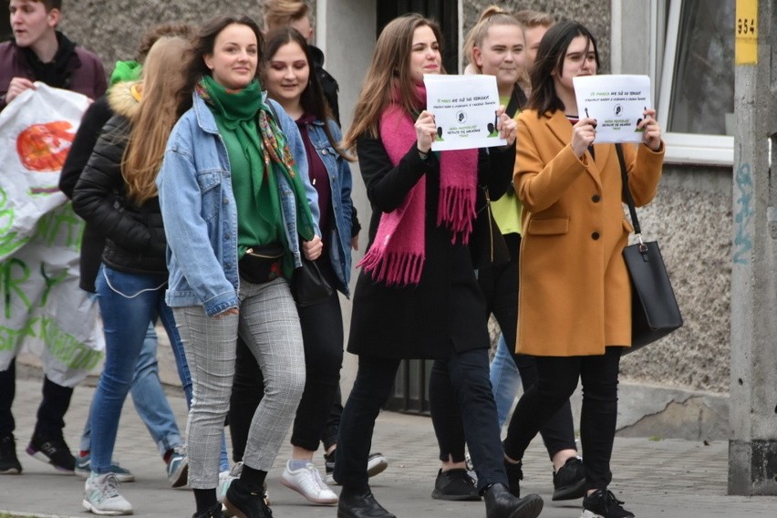 Uczniowie z Grodkowa protestowali przeciw zmianom klimatycznym