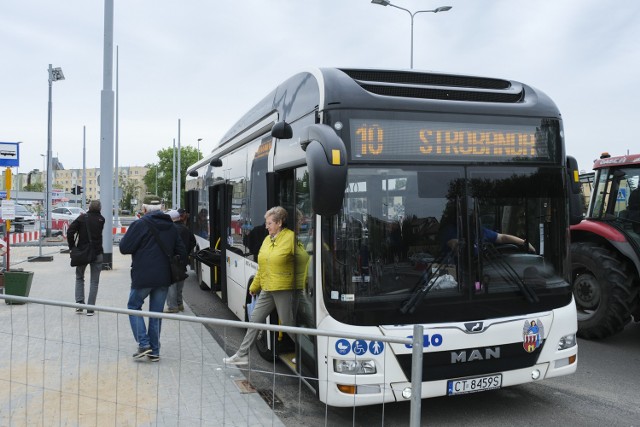 Od 1 września autobusy linii nr 10, tak jak linii nr 20, nie będą jeździć przez Chełmińskie Przedmieście i Koniuchy na Jar. Kursować będą między Podgórzem a centrum Torunia. Trasę między Jarem a centrum obsłużą tramwaje linii nr 3 i 6