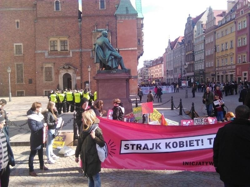 Manifa i antymanifa we Wrocławiu. Spokoju pilnowała policja (ZDJĘCIA)