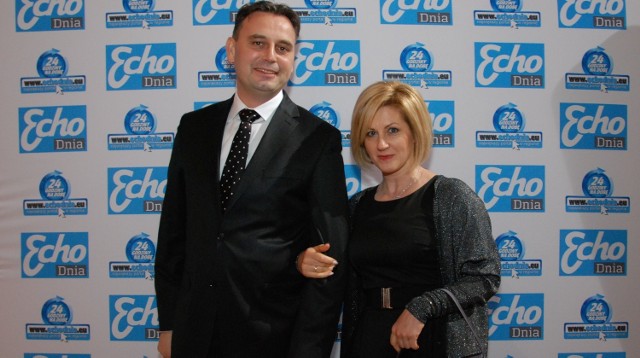 Szkoleniowiec Alitu Ożarów Jarosław Lipowski, najpopularniejszy trener powiatu opatowskiego w 2015 roku wraz z żoną Anną.