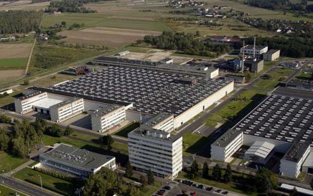 Fabryka podzespołów motoryzacyjnych Neapco w Praszce. Władze miasta chcą, żeby amerykański koncern kupił prywatne grunty za zakładem i tam zbudował nową halę produkcyjną.