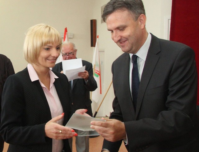 Burmistrz Suchedniowa Dorota Łukomska odebrała wyróżnienie od Jacka Kowalczyka z Urzędu Marszałkowskiego. 
