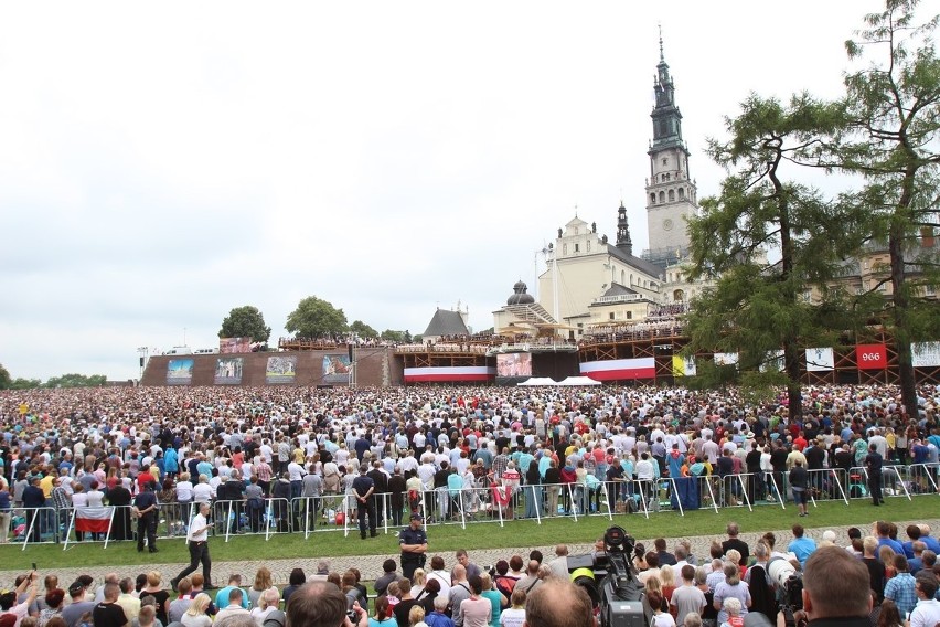 Msza papieska na Jasnej Górze. Wierni słuchają homilii...