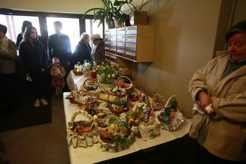 Tak dziś, w Wielką Sobotę, świętujemy w Łodzi - koszyczki święcimy nawet przed... sklepami i na klatkach schodowych [zdjęcia]