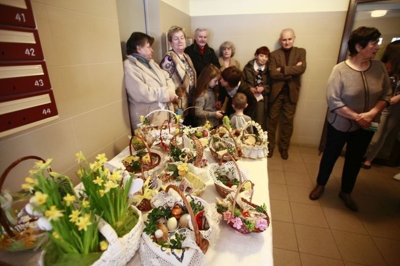 Tak dziś, w Wielką Sobotę, świętujemy w Łodzi - koszyczki święcimy nawet przed... sklepami i na klatkach schodowych [zdjęcia]