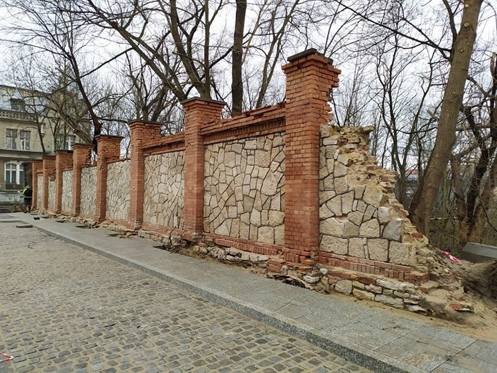 Trwa renowacja ocalałego fragmentu muru z czasów powstania...