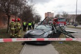 Wypadek na Zagajnikowej w Łodzi. Po zderzeniu dwóch osobówek, porsche wjechało w przystanek MPK ZDJĘCIA FILM