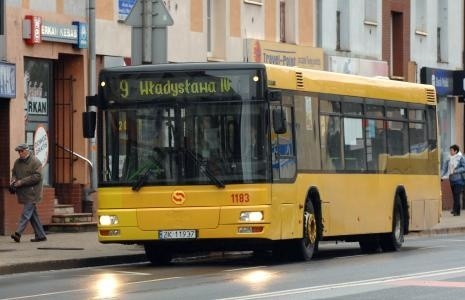 Gapowicz wypchnął kontrolera z autobusu, a ten złamał nogę. Monitoring nie pomoże w identyfikacji sprawcy, bo nie obejmował miejsca zajścia.