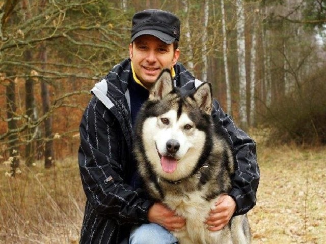 Hans, przedstawiciel rasy alaskan malamute, jest wiernym towarzyszem wieczornych wędrówek już od blisko sześciu lat