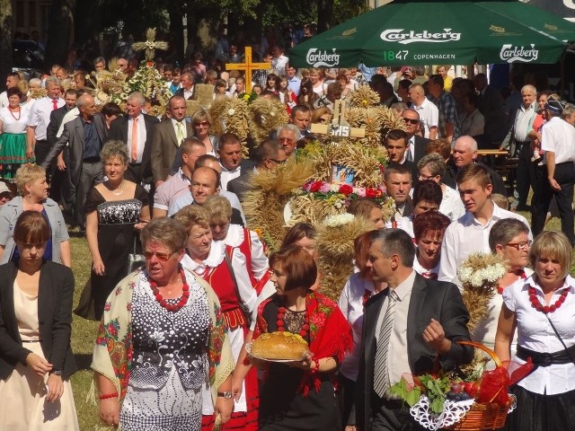Mieszkańcy z całej gminy Skaryszew przeszli w orszaku dożynkowym niosąc wieńce z każdego sołectwa.