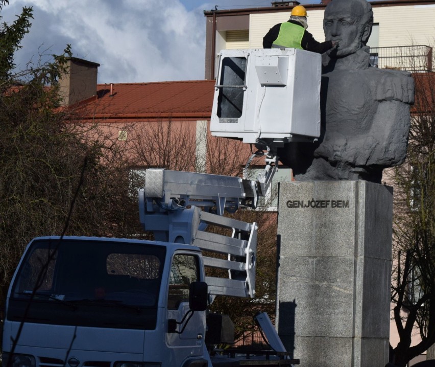 Ostrołęka. Miasto reaguje na nasz tekst. Naprawiają pomnik Józefa Bema