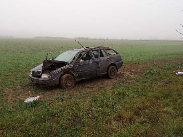 Tragiczny wypadek w Głodowie. Nie żyje kierowca skody