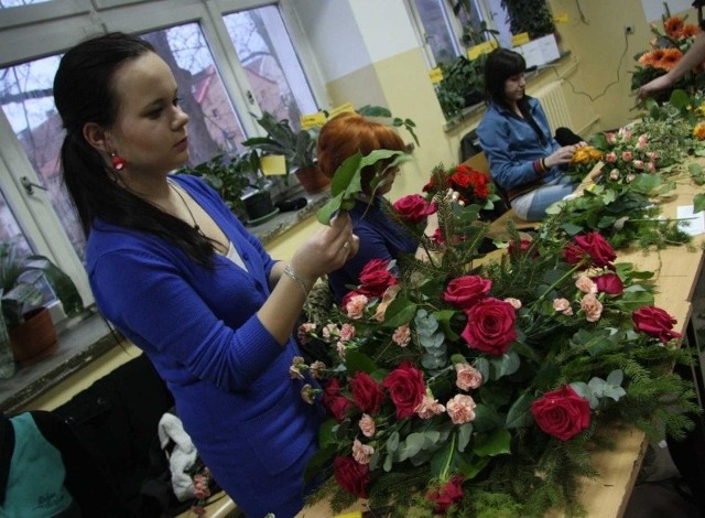 Uczniowie trenowali na kwiatach dostarczonych i kupionych przez starostwo w ramach projektu "Nakręć się na przyszłość".