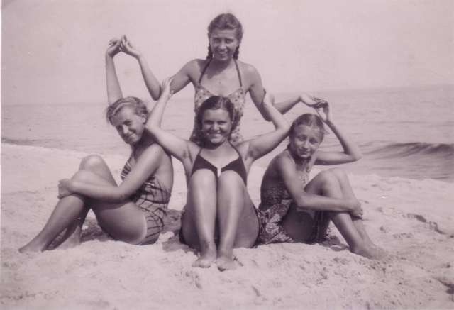 Plaża w Jastarni, upalny sierpień 1939 roku. To ostatnie pogodne wakacje w życiu Moniki Dymskiej (w środku na dole)- na zdjęciu wraz ze szkolnymi koleżankami.