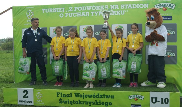 Futbolistki ze Szkoły Podstawowej we Włoszczowicach z trenerem Grzegorzem Woźniczko.