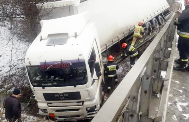 Częstochowa: ciężarówka wjechała do rowu na ulicy św. Rocha