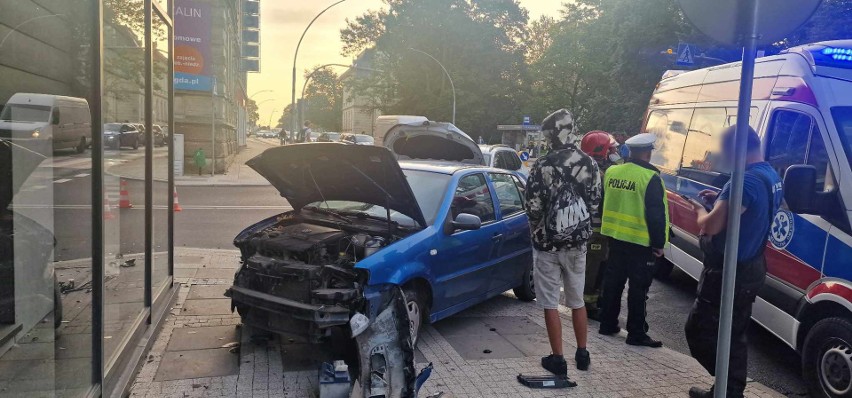 Groźny wypadek na ulicy Zwycięstwa w Koszalinie. Sprawca ukarany mandatem [ZDJĘCIA]