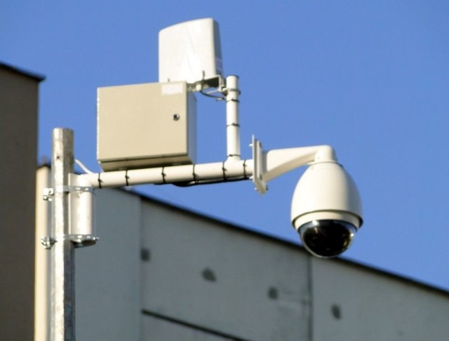 Kilka dni temu jedna z kamer osiedlowego systemu monitoringu pojawiła się przed blokiem przy ulicy Gajowej 43 na Młodzianowie.