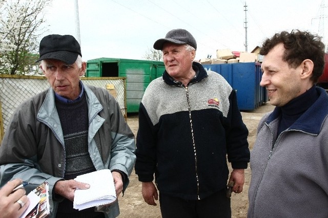 Tadeusz Żebrowski (z lewej), Stanisław Dajnowski (w środku) i Cezary Zalewski (z prawej), mieszkańcy ulicy Jesionowej muszą oddać sześć metrów swojej ziemi na poszerzenie ulicy. Nie zgadzają się z decyzją urzędników.