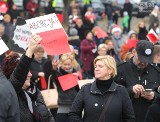 Czarny Protest w Szczecinie: Czerwona kartka od kobiet dla polityków [zdjęcia, wideo]