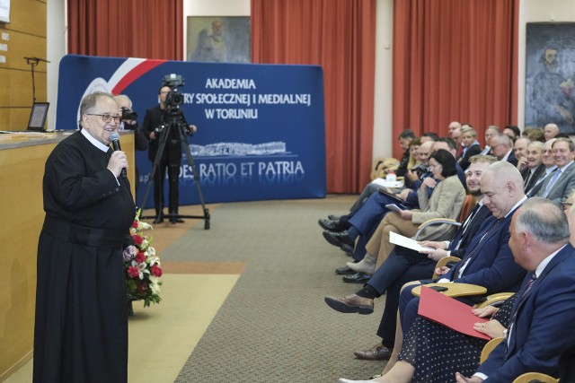 Ciepłownia powstała w pobliżu Portu Drzewnego, w ramach kompleksu Akademii Kultury Społecznej i Medialnej