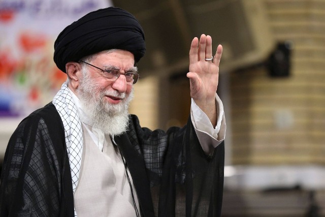 Ayatollah Ali Chomeini od lat kieruje Iranem. Najmniejsze przejawy krytyki są brutalnie tłumione.