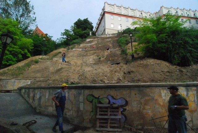 Ekipa remontowa naprawia kozie schodki.