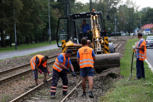 Prace i utrudnienia na al. Pokoju potrwają do początku roku szkolnego