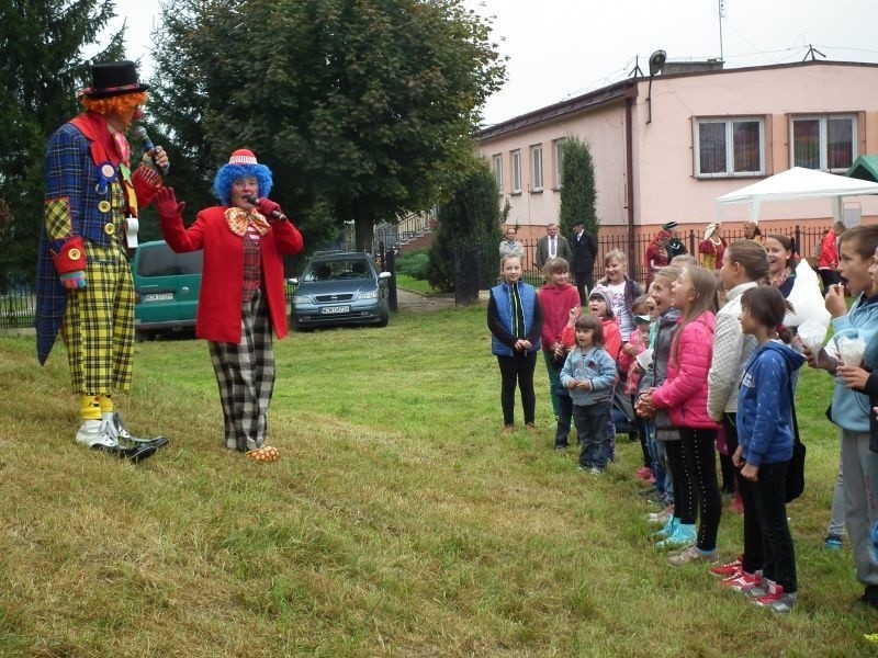 Zabawę i dzieciom i dorosłym zapewniali klauni Ruphert i...