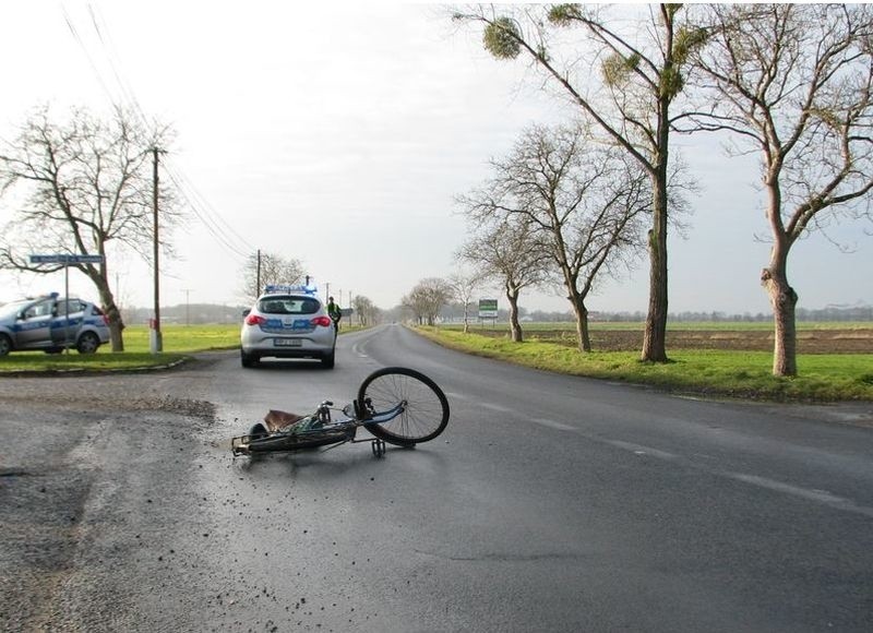 W Świerczu potrącona została 81-letnia rowerzystka, która z...