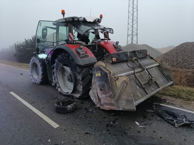 Policja Lubliniec. Wypadek na DW907 w Boronowie. Pasażer jednego z pojazdów trafił do szpitala