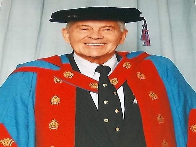 w todze i birecie - świeżo upieczony doktor honoris causa Manchester Metropolitan University