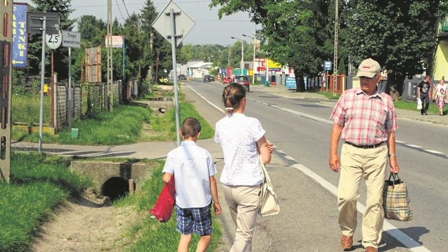 Ulica Racławicka w Miechowie na razie wciąż bez chodnika w pobliżu przystanku