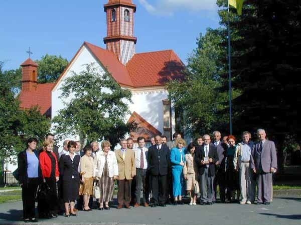 Sanoczanie na tle pięknego kościoła w Truskawcu, który jest niewątpliwie ozdobą kurortu.