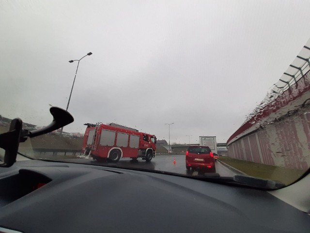 Ruda Śląska: Kierująca wjechała samochodem w barierki na DTŚ. Dwa pasy są zablokowane