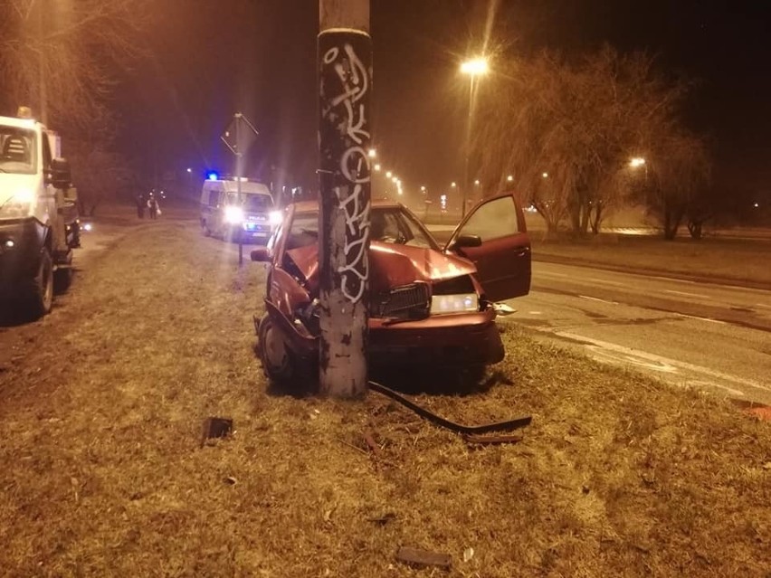 Wypadek na Retkini. Samochód osobowy uderzył w latarnię ZDJĘCIA