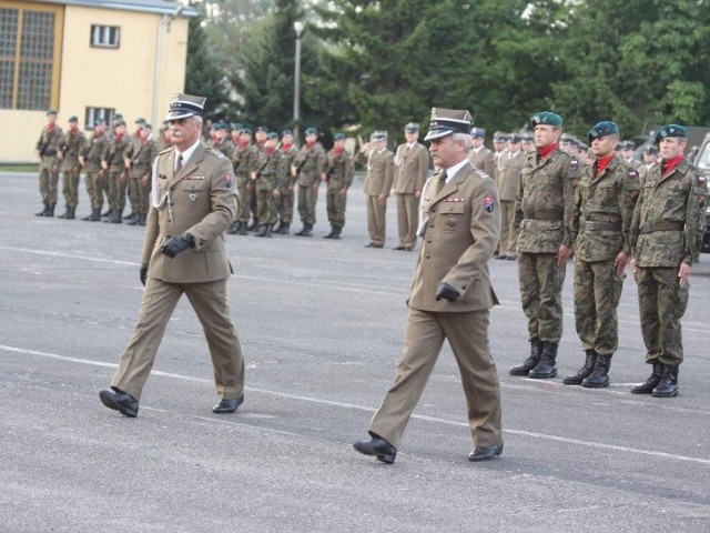 Płk Daniel Król (z lewej) przekazał dowodzenie saperami płk. Janowi Pajestce.