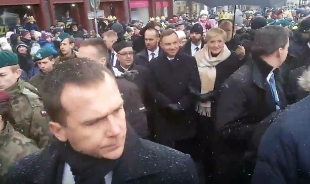 Para prezydencka bierze udział w Orszaku Trzech Króli w Cieszynie. Andrzej Duda i Agata Duda wzięli udział w mszy, a potem przeszli na Rynek