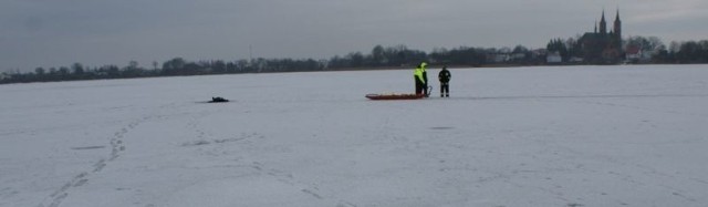 Na zamarzniętej tafli Jeziora Rajgrodzkiego znaleziono w czwartek zamarznięte zwłoki młodego mężczyzny