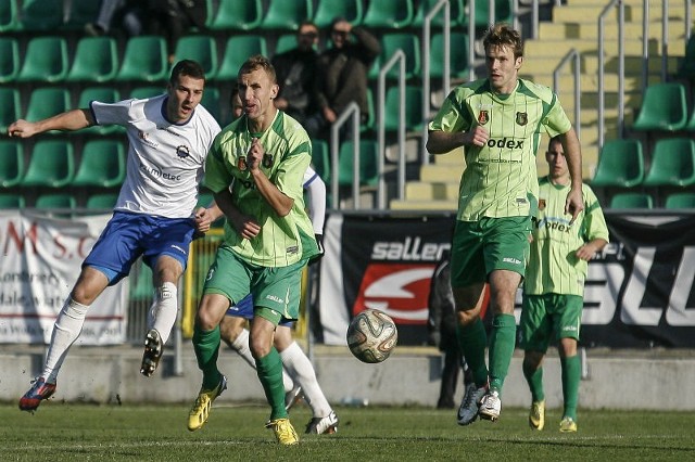 Stal Mielec (biało-niebieskie stroje) jesienią wygrała w Stalowej Woli 2:0.