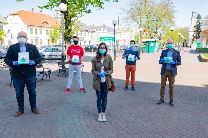 Koronawirus Pabianice. Pabianicka lewica rozdawała mieszkańcom maseczki