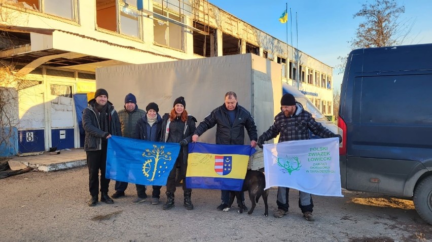 Do walczącego Bachumutu na Ukrainie dotarła misja humanitarna zorganizowana przez Polski Związek Łowiecki w Tarnobrzegu. Zobacz zdjęcia 