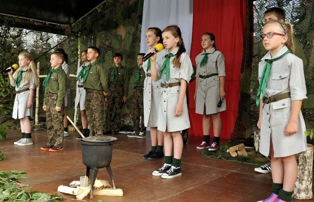 Uczniowie szkoły podstawowej w Smerdynie uczcili pamięć swoich patronów partyzantów z oddziału Armii Krajowej &#8222;Jędrusie&#8221;.