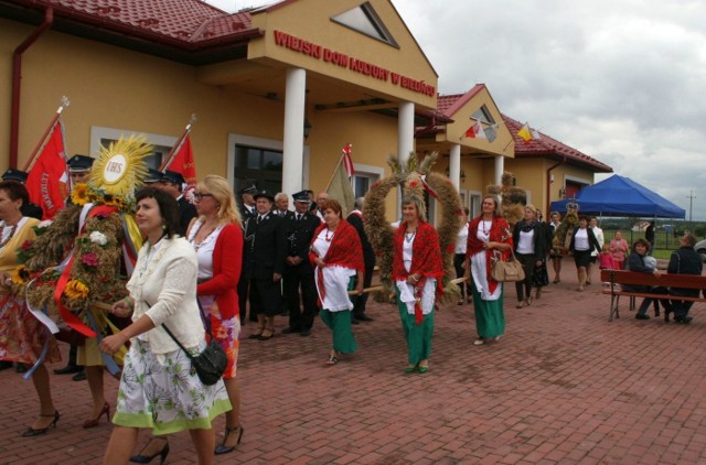 Przemarsz grup wieńcowych.