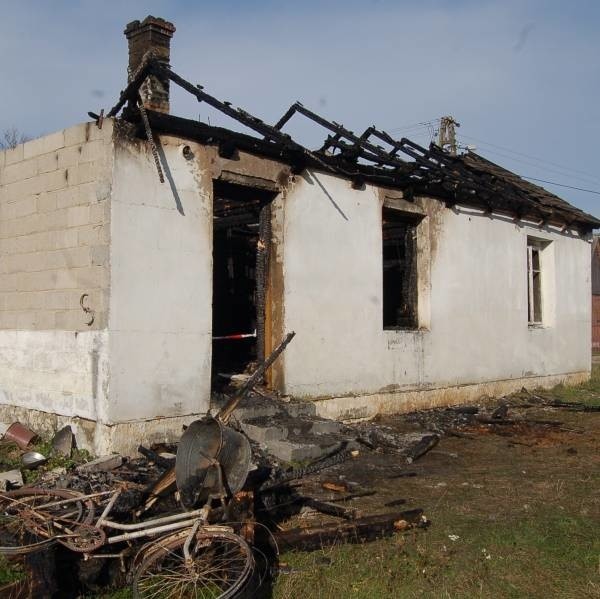 W tym domu spłonął człowiek, prawdopodobnie 26-letni mieszkaniec Sworzyc.