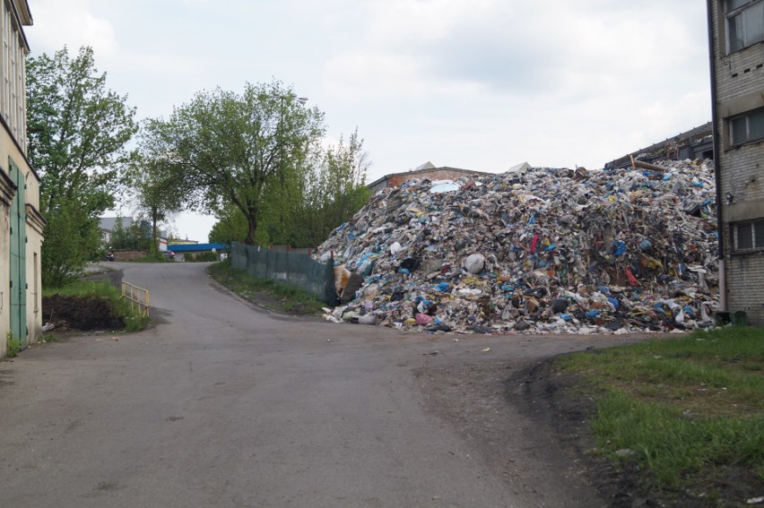 Klucze. Góra odpadów nie maleje. Mieszkańcy boją się o zdrowie