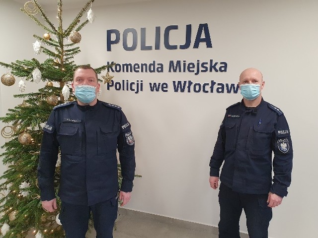 W Wigilię asp. sztab. Tomasz Czapski i asp. Maciej Chodorowski, na co dzień dzielnicowi z Włocławka, kontrolowali przestrzeganie kwarantanny przez mieszkańców.